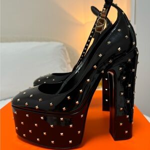 Platforms Valentino size 37